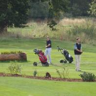 Pohled na účastníky golfového turnaje